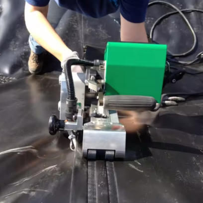 GW600 Geomembrane welding machine This geomembrane extrusion welder is the first one in China that has functions of double independent heating systems, digital display controller, 360-degree rotating 